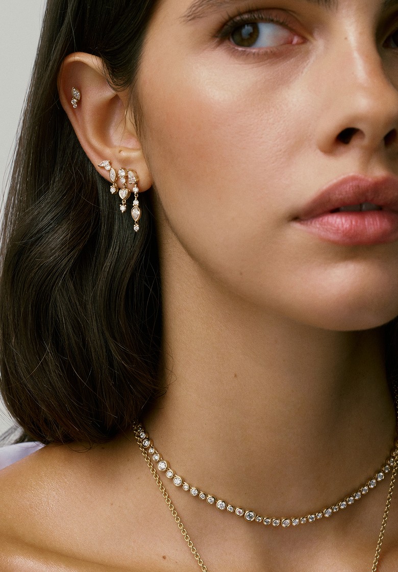 Mannequin portant la boucle d’oreille Lea de la Collection Nexus